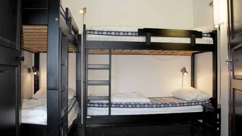 Det andra sovrummet på Staven A har 2st våningssängar. Kudde och täcke finns men tänk på att ta med egna lakan & handdukar, eller boka linneset som tillval.